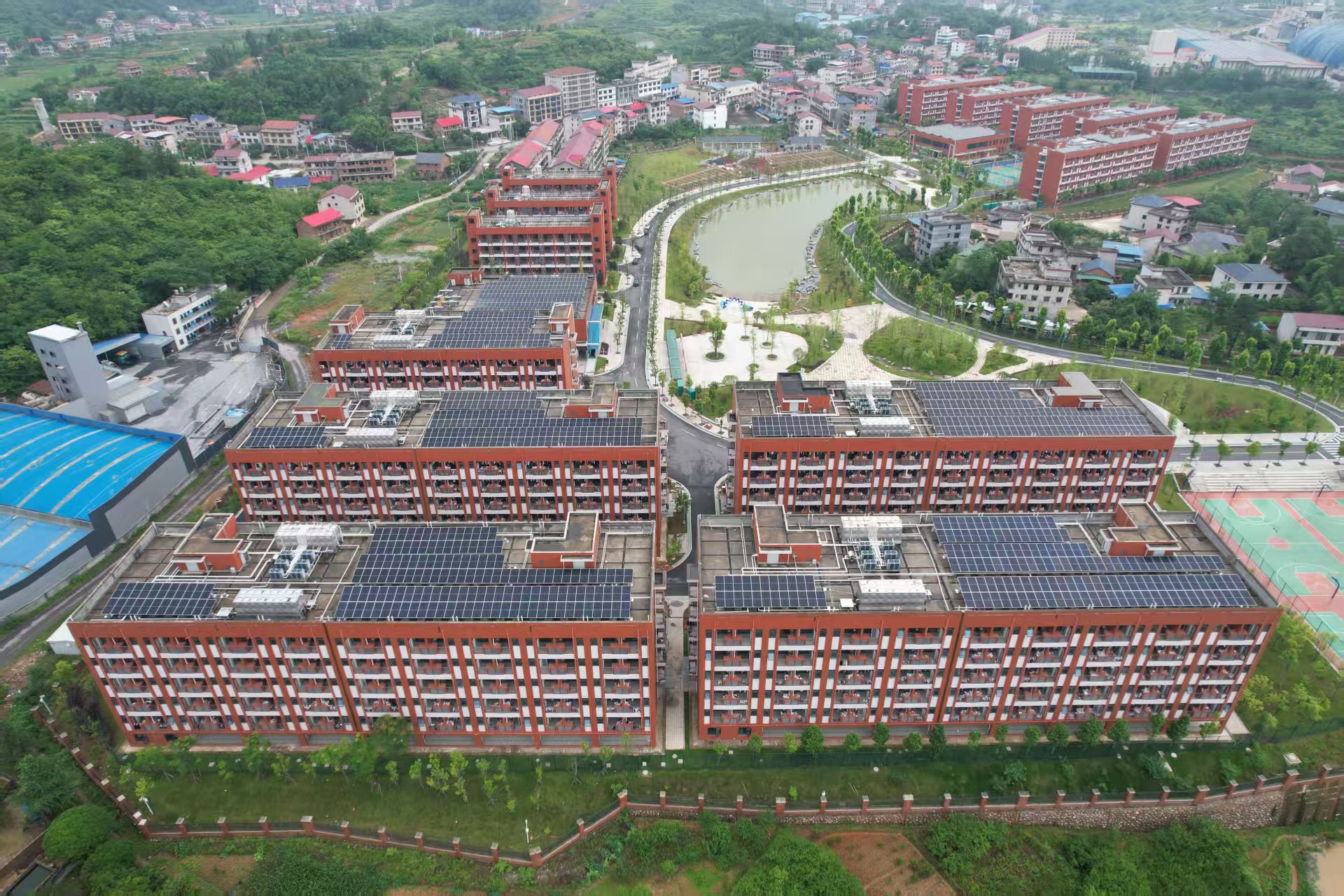 تقوم شركة Sanhe Electric Power ببناء 'الأسقف الشمسية' لمساعدة الجامعات على تحقيق التنمية الخضراء والمستدامة. 